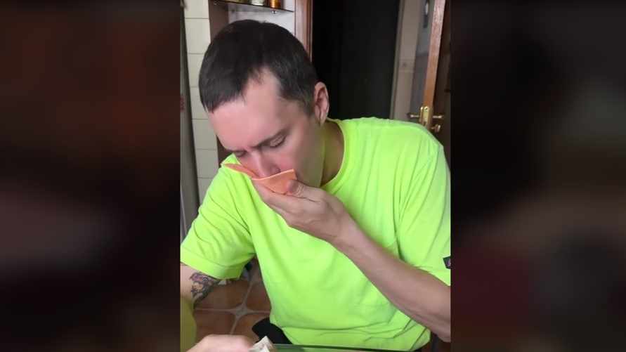 "За что вы с ним так?" - Американца накормили белорусскими "деликатесами". Не оценили даже зрители?