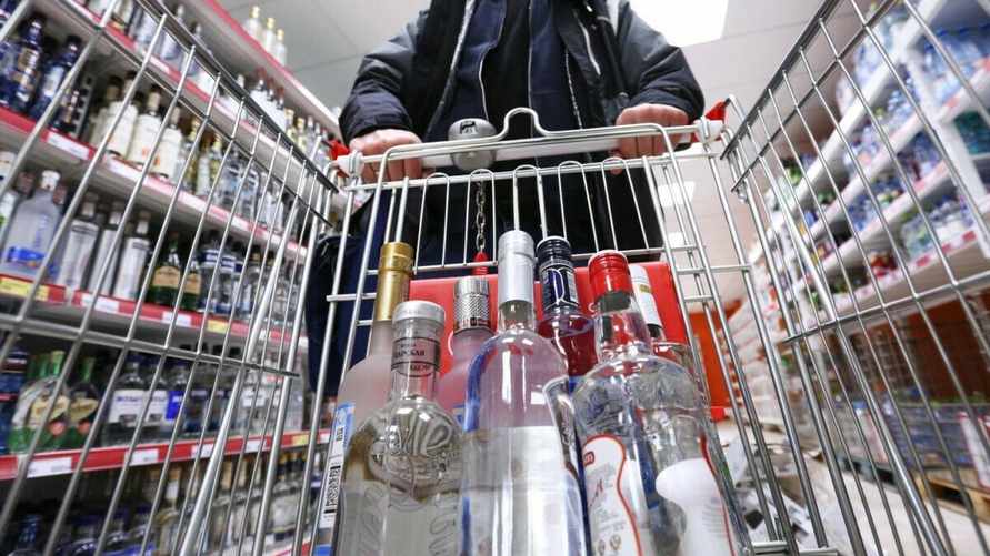 Власти Беларуси решили ограничить продажу алкоголя по всей стране. Как долго продлится запрет?