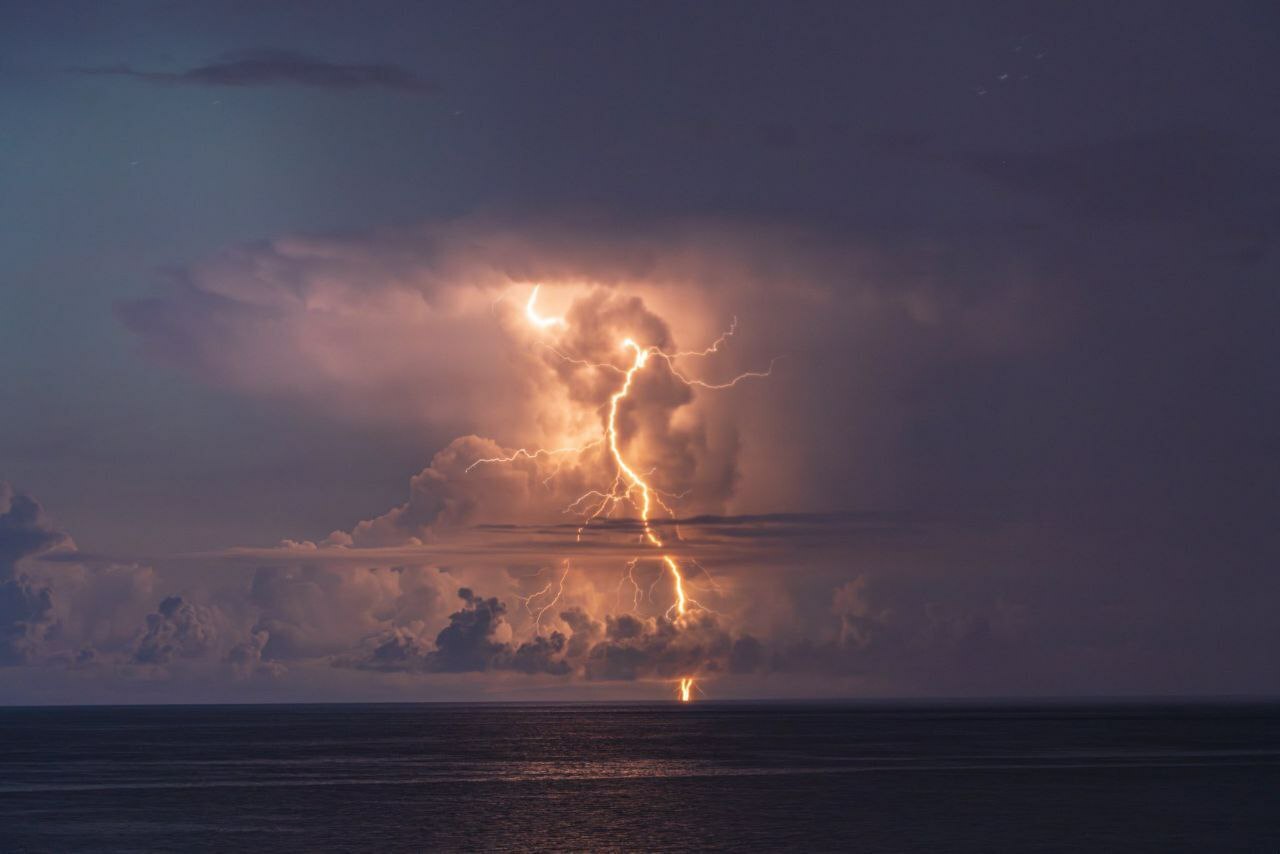 "Такое можно увидеть только в кино" — Эстонский фотограф запечатлел грозу во время северного сияния