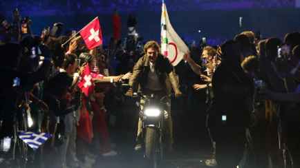 Прыжок Тома Круза, парящий рояль и грандиозный салют. Собрали самые яркие кадры с закрытия Олимпиады