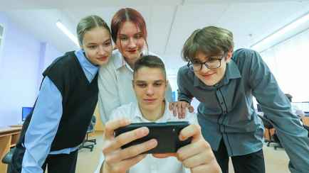 «Родители призывают» — В Минобразования ответили, разрешат ли пользоваться мобильниками детям в белорусских школах