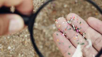 Учёные назвали материал, который может вызывать Альцгеймер. Все белорусы используют его каждый день