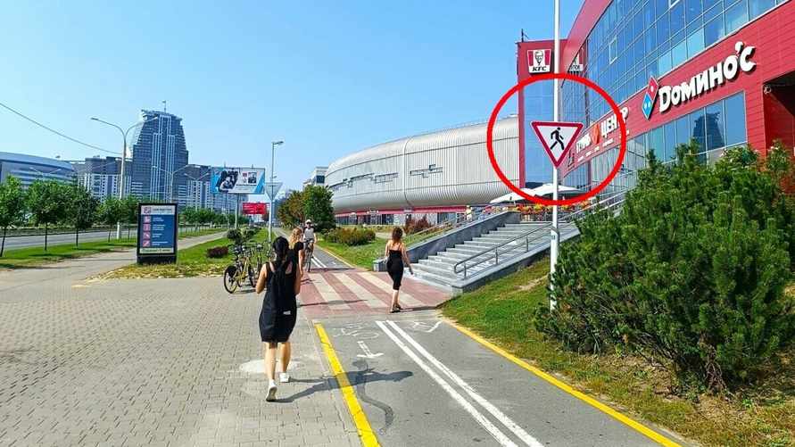 "Это из какой реальности?" — В Минске заметили дорожный знак, которого нет в ПДД. И как на него реагировать?