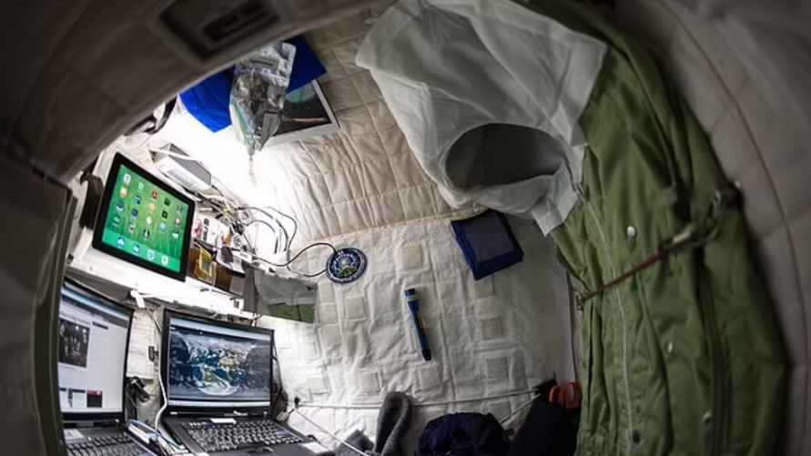 Внутри «спальни» МКС не так уж много места для передвижения, но липучки на стенах могли бы выступить одним из способов преодоления логистических трудностей, связанных с сексом в космосе.