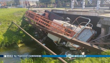 В Сморгони грузовик рухнул вместе с мостом в реку