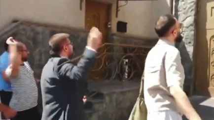 Посольство Беларуси в Армении забросали картошкой