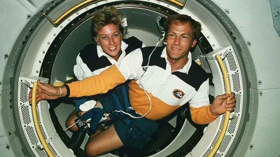 Джен Дэвис и Марк Ли единственная супружеская пара, побывавшая в космосе. Однако никаких подтверждений тому, что они занимались сексом в космосе нет.