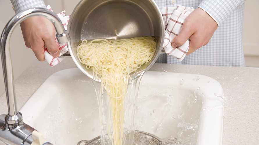 Большинство неправильно сливают воду из-под макарон? Эти 2 лайфхака с дуршлагом и без упростят жизнь
