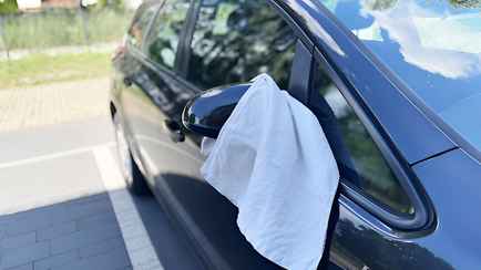 Что означает белое полотенце на зеркале авто? Этот трюк стоит взять на вооружение белорусским водителям