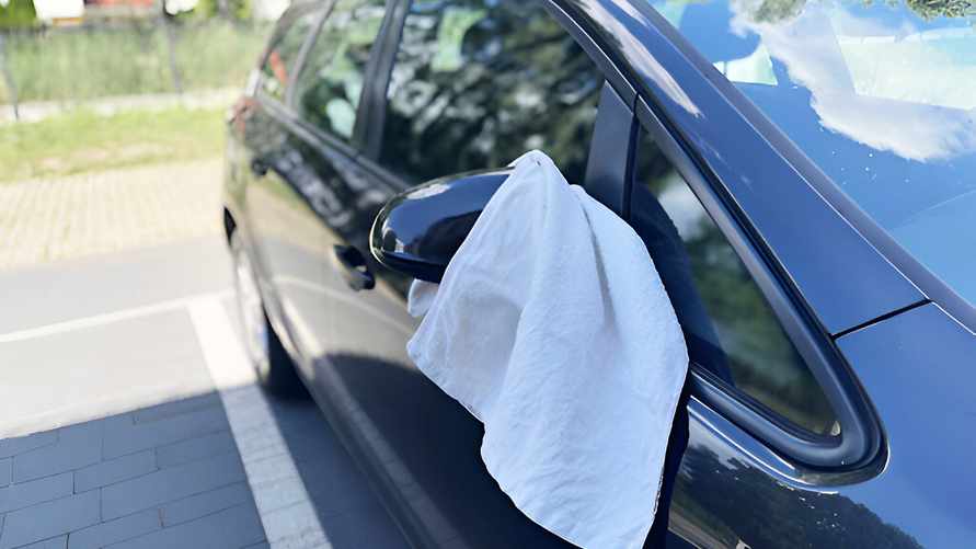 Что означает белое полотенце на зеркале авто? Этот трюк стоит взять на вооружение белорусским водителям