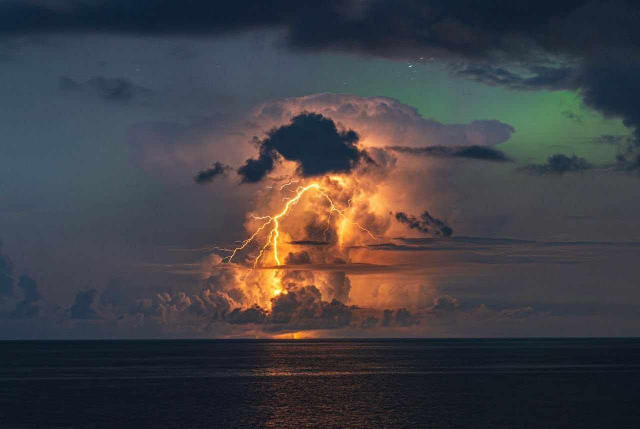 "Такое можно увидеть только в кино" — Эстонский фотограф запечатлел грозу во время северного сияния