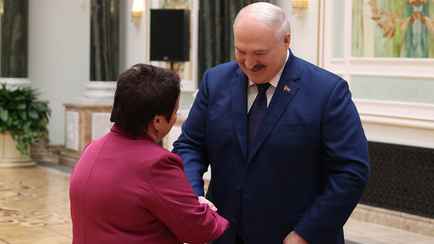 «На одном месте 5 лет уже» — Лукашенко пожаловался, что ему не повышают зарплату