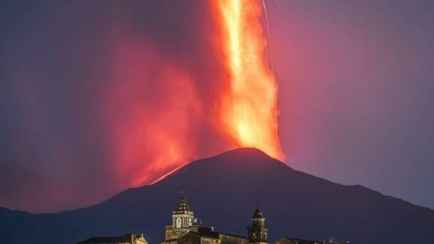 Появилось видео с извержением вулкана на Сицилии