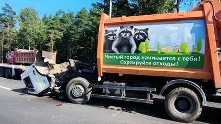 В Минске у мусоровоза оторвалась кабина. Из-за пробки общественный транспорт стал опаздывать на 35 минут