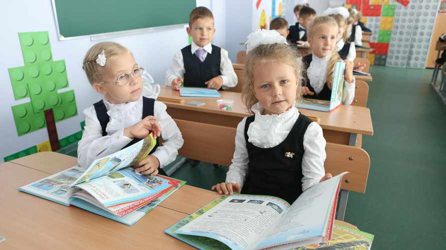 В Минобразования пояснили, можно ли заменить бумажные дневники электронными в белорусских школах