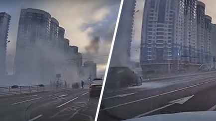 «Люди пытались тушить» — В Минске прямо на дороге загорелась легковушка