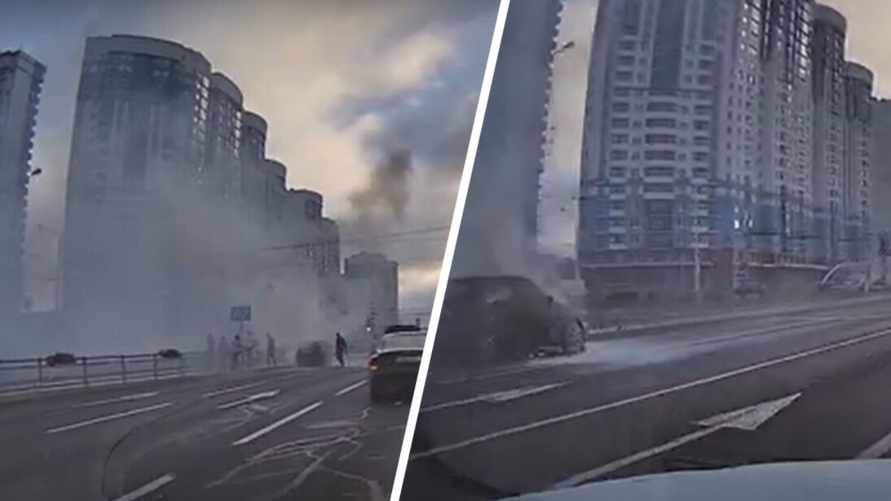 "Люди пытались тушить" - В Минске прямо на дороге загорелась легковушка