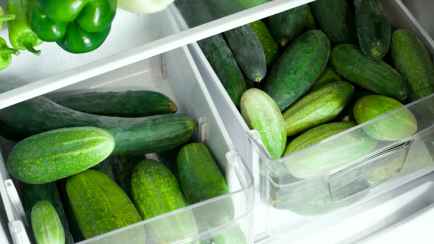 Огурцы в холодильнике быстро вянут? Вот что нужно делать, чтобы оставались свежими больше 3 недель
