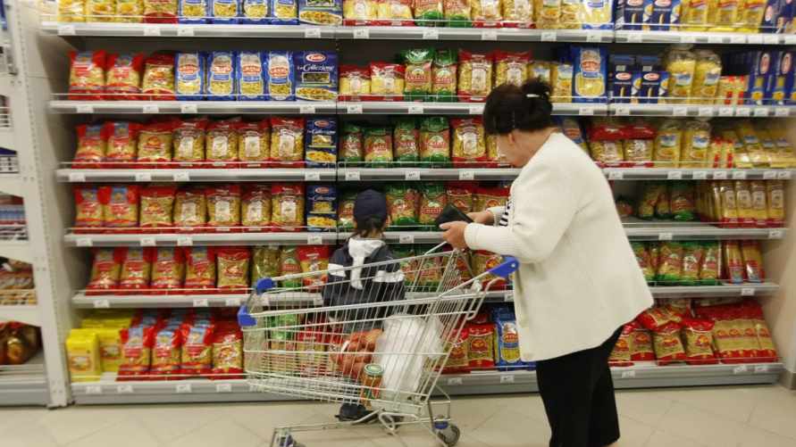 До 76%. Белорусские торговые сети обрушили цены на гречку и макароны. Куда пойти за покупками?