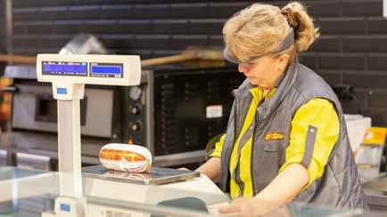 Торговая сеть опубликовала 600 вакансий по всей Беларуси. Кому пообещали сертификат на 500 рублей, а кому — 2800 зарплаты?