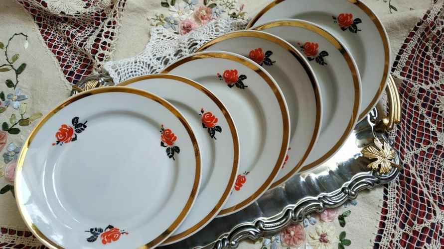 Не используйте в микроволновке посуду с блестящим декоративным напылением.