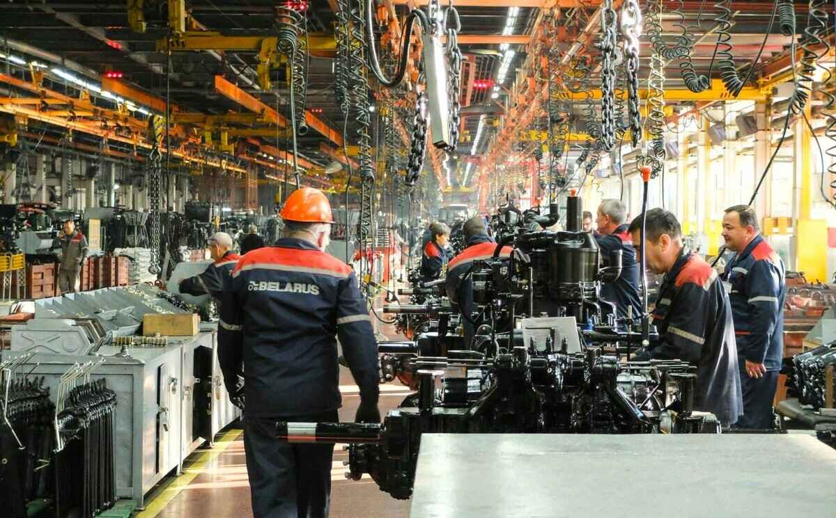 Когда белорусов могут заставить работать сверхурочно? В Минтруда назвали 2 случая