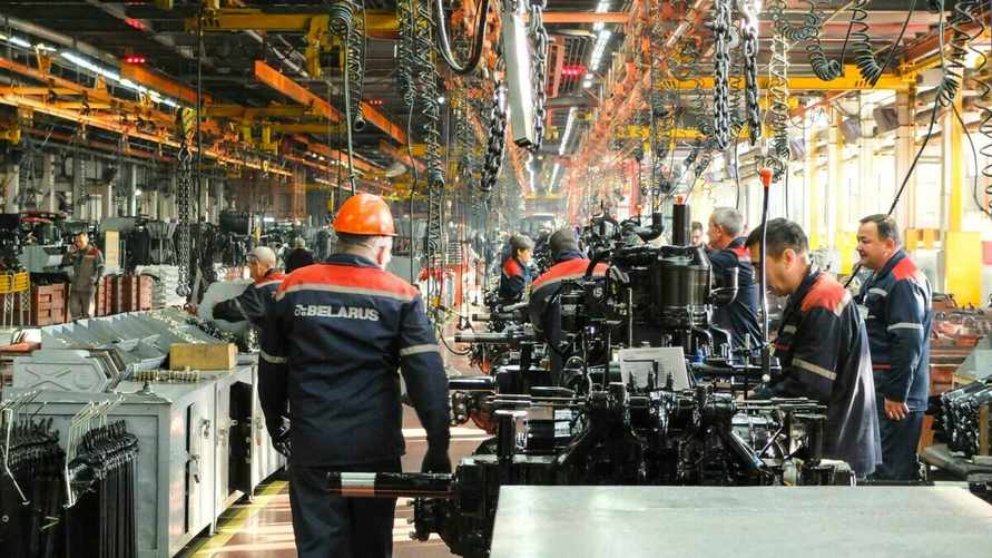 Когда белорусов могут заставить работать сверхурочно? В Минтруда назвали 2 случая