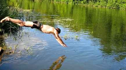 Житель Барановичей нашел на дне реки кошелек соседа. Милиция завела уголовку