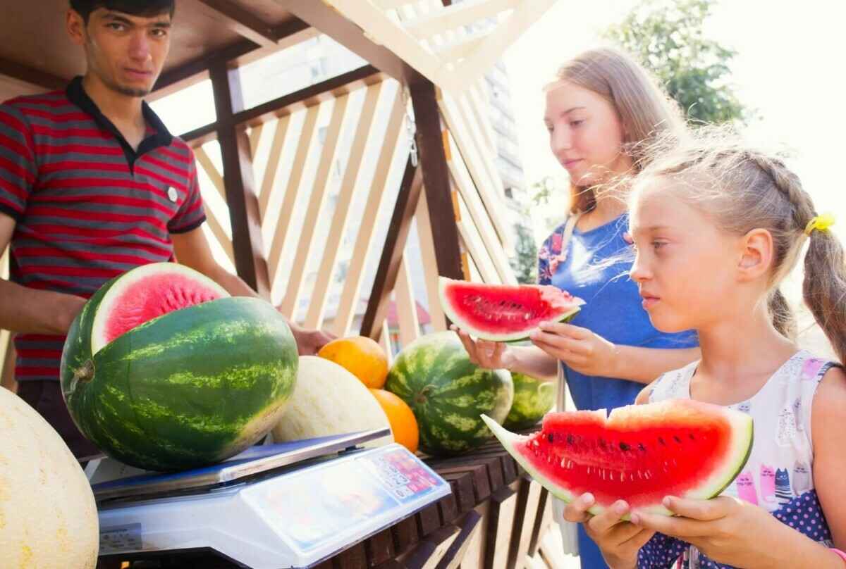 Почему нельзя покупать разрезанные арбузы? В Санэпидемслужбе рассказали, как это может привести к больнице