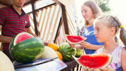 Почему нельзя покупать разрезанные арбузы? В Санэпидемслужбе рассказали, как это может привести к больнице