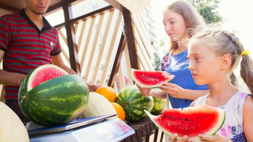 Почему нельзя покупать разрезанные арбузы? В Санэпидемслужбе рассказали, как это может привести к больнице