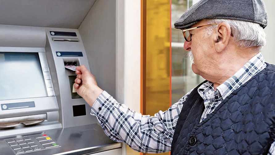 Минсвязи и Минтруда изменили условия выплаты пенсий для некоторых белорусов. Кому придётся брать допсправку?