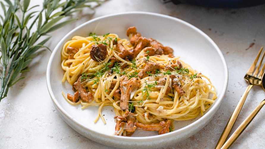 Этот соус из лисичек с курицей превратит макароны в деликатес. Как приготовить?