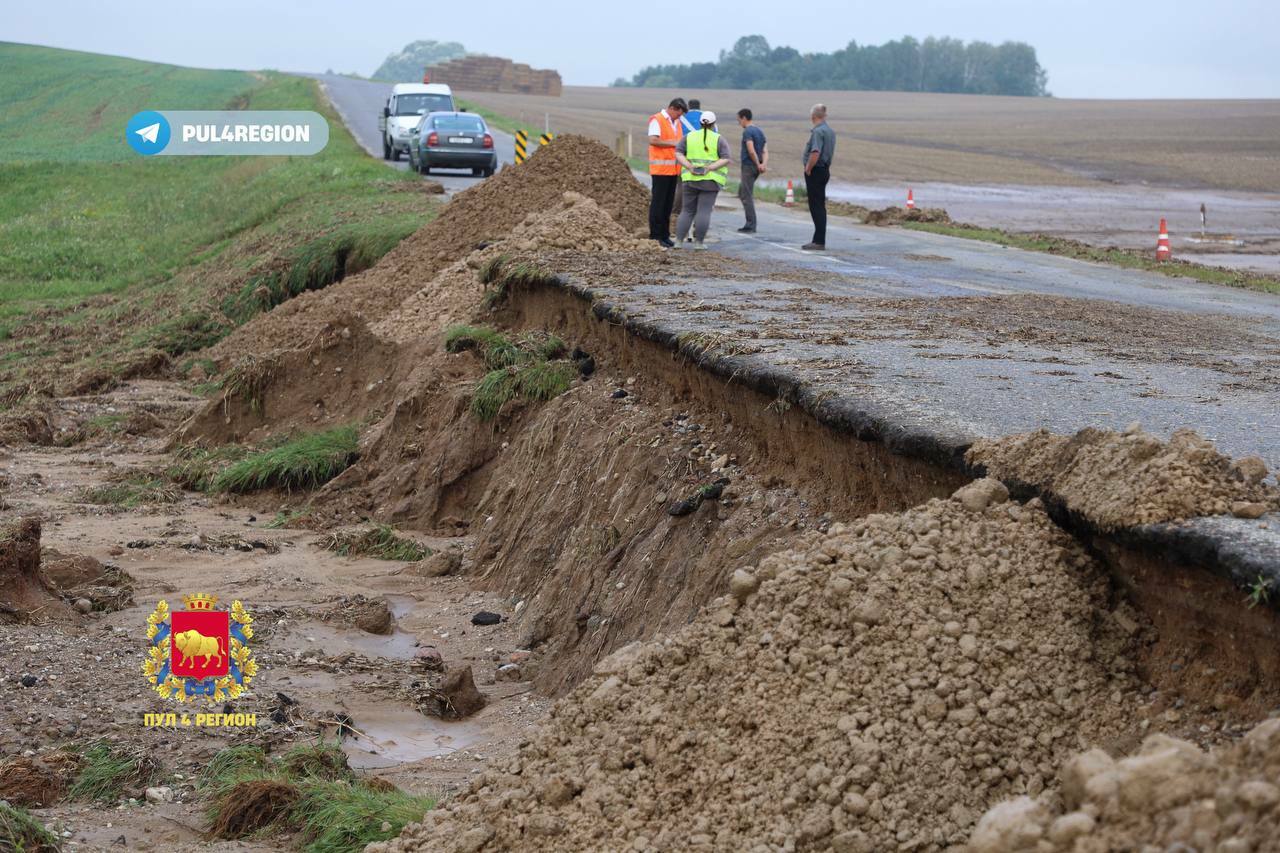 "Страх Господний, что творится" — Под Гродно ливень "сотворил новое озеро с водопадом" и затопил деревню