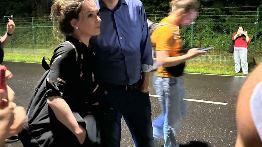 Российский журналист-расследователь Мария Певчих и болгарский журналист-расследователь Христо Грозев приехали встречать прибывших в Германию экс-заключенных