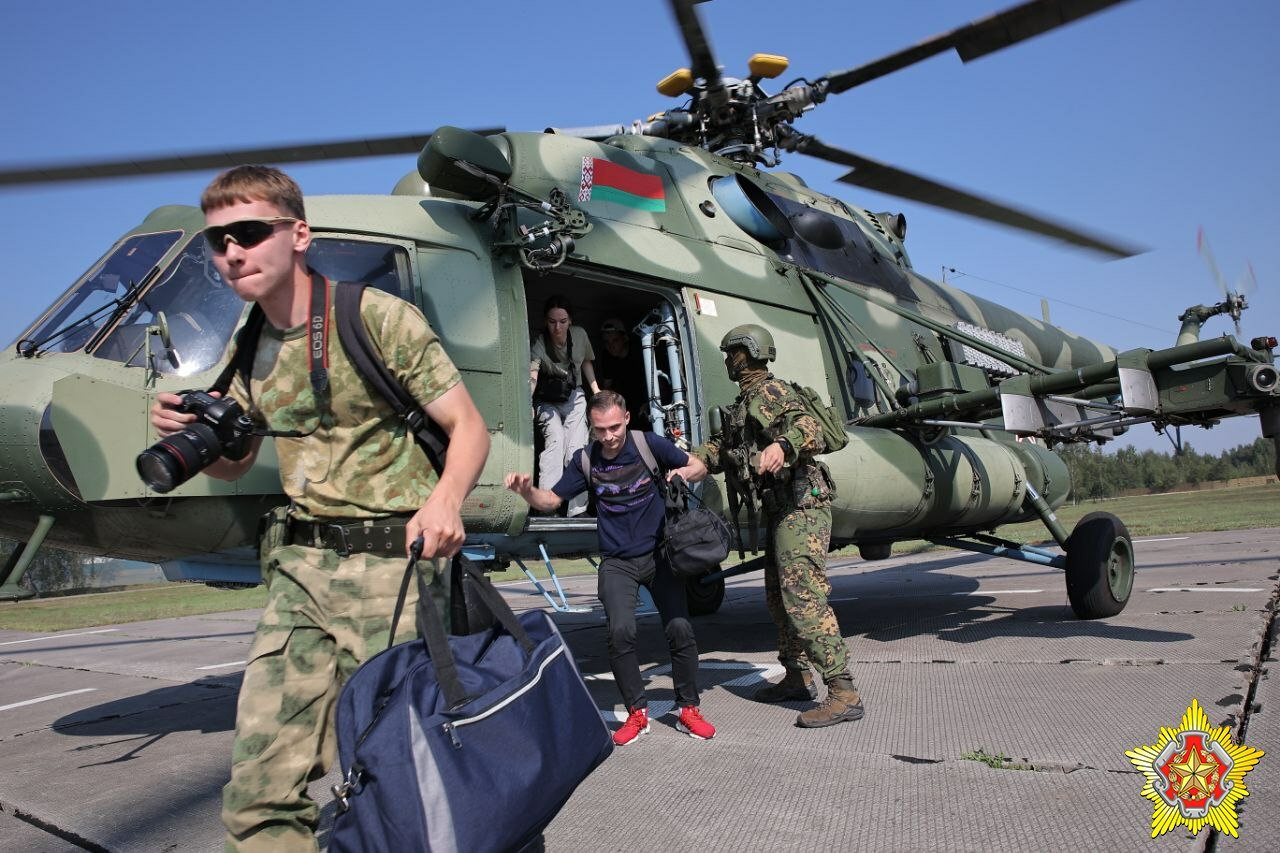 Минобороны отправило сотрудников белорусских госСМИ жить в палатках в лесу. Зачем?