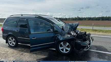 Под Марьиной Горкой легковушка столкнулась с трактором — 2 ребенка в больнице
