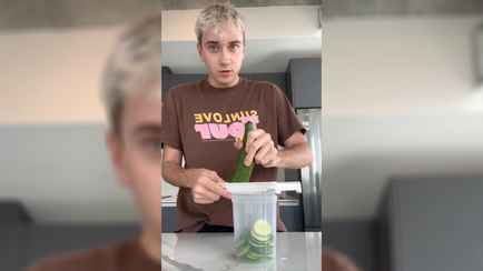 Этот рецепт салата стал причиной дефицита огурцов в Исландии. Что заставило подписчиков поставить миллион лайков в Tiktok?