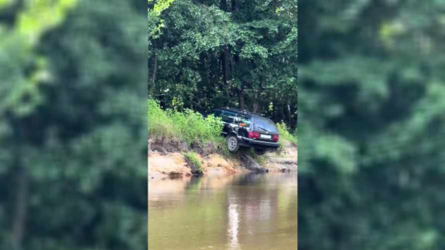 "Так много вопросов, так мало ответов" - Под Гомелем заметили автомобиль зависший на обрыве над рекой