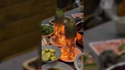 «Парикмахеры возьмут на заметку» — В TikTok видео с подачей «тлеющих» бокалов собрало более 3,5 млн просмотров