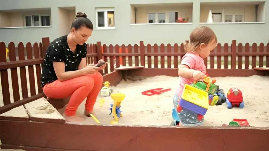 Можно ли работать в декрете и при этом получать пособие? В Минтруда Беларуси ответили