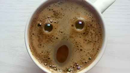 Зачем нагревать чашку перед тем, как налить кофе? Есть 2 причины