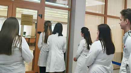 В Минздраве Беларуси заявили, что для молодых врачей зарплата и жилье не главное. А что?