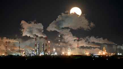 Крупнейший НПЗ России в Омске остановил половину производства после взрыва — Reuters