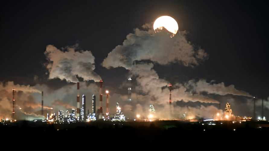 Крупнейший НПЗ России в Омске остановил половину производства после взрыва - Reuters