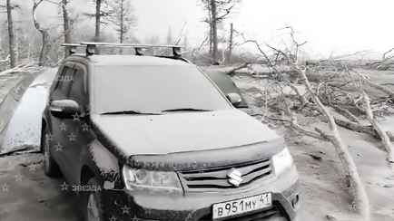 «Земля и машины качаются» — Очевидец показал, как российскую деревню засыпало пеплом после извержения вулкана