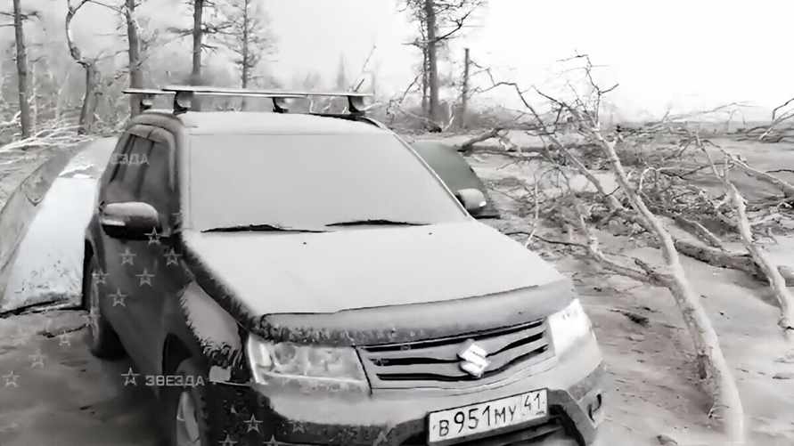 "Земля и машины качаются" — Очевидец показал, как российскую деревню засыпало пеплом после извержения вулкана