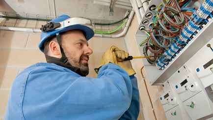 Электрики сожгли бытовую технику жителей многоквартирного дома в Молодечно. Кто возместит ущерб?