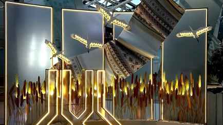 «Уютная, теплая» — В минском аэропорту появилась новая фотозона с рушником, колосьями и аистами