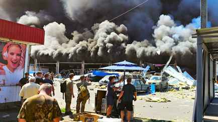 Украина обвинила Россию в ракетном ударе по супермаркету — 11 человек погибло